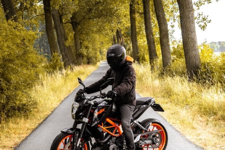 Faut-il expédier, louer ou acheter une moto ?
