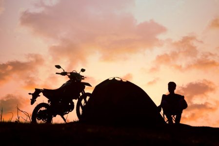 Comment voyager à moto à petit budget ?