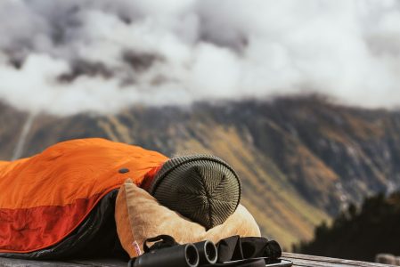 Guide du matelas et du sac de couchage pour le camping à moto