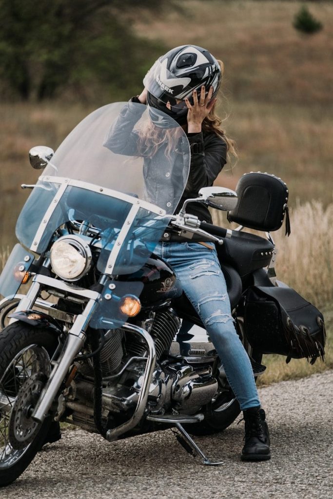 Femme motard et voyage
