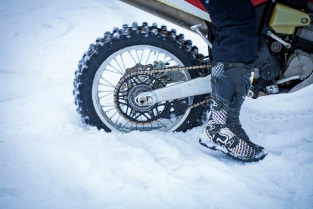 Le guide ultime de l’équipement moto pour rouler en hiver