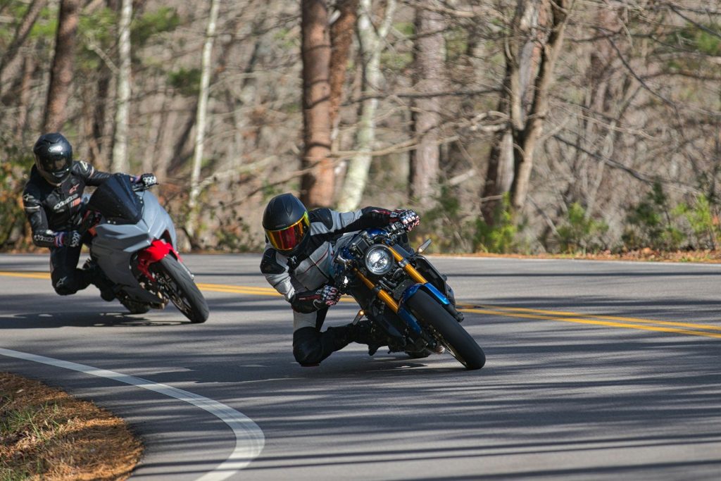 la moto, nouvelle frontière des aventures