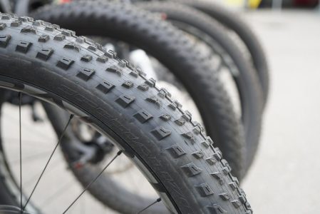 Le guide ultime des pneus pour moto d’aventure